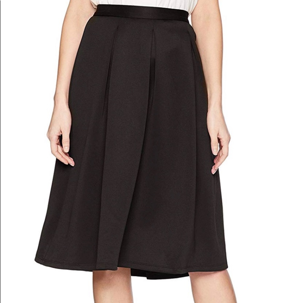 chelsea & Theodore Woman's inverted Black 6 NWT